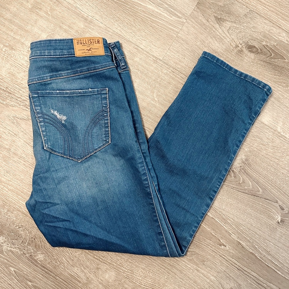 •HOLLISTER• CROPPED HIGH RISE JEANS